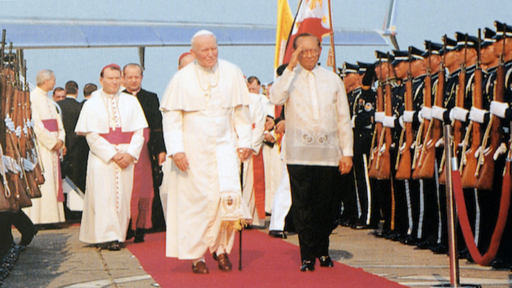 ARRIVAL HONORS: President Fidel Ramos meets Pople John Paul II at the Villamor airbase in 1995. Photo by Noli Yamsuan