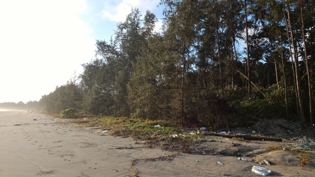 Lokasi pantai tempat Polisi Air Malaysia meletakan jenazah sementara usai ditemukan terapung di tengah laut. Foto oleh KJRI Johor Bahru 