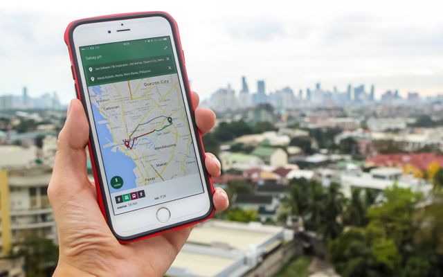 COMMUTE GUIDE. Sakay.ph recently launched a mobile app to help commuters find directions around Metro Manila. Photo courtesy of Philip Cheang  
