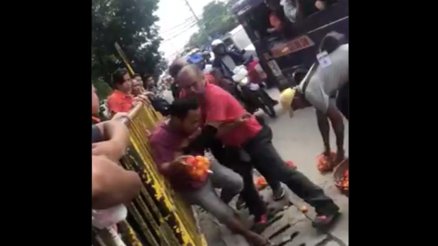 MANHANDLED. Members of the city's beautification team are seen in a viral video physically restraining and shoving a street vendor in Cebu City. Screengrab 