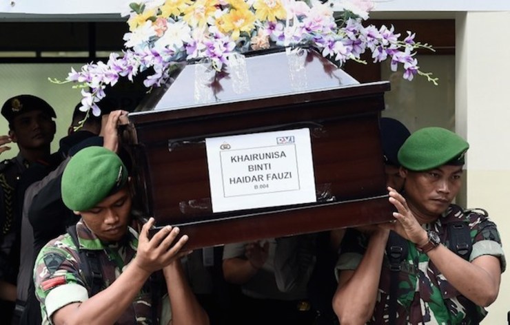 Peti jenazah pramugari AirAsia QZ8501 Khairunnisa Binti Haidar Fauzi. Foto oleh Manan Vatsyayana/AFP
