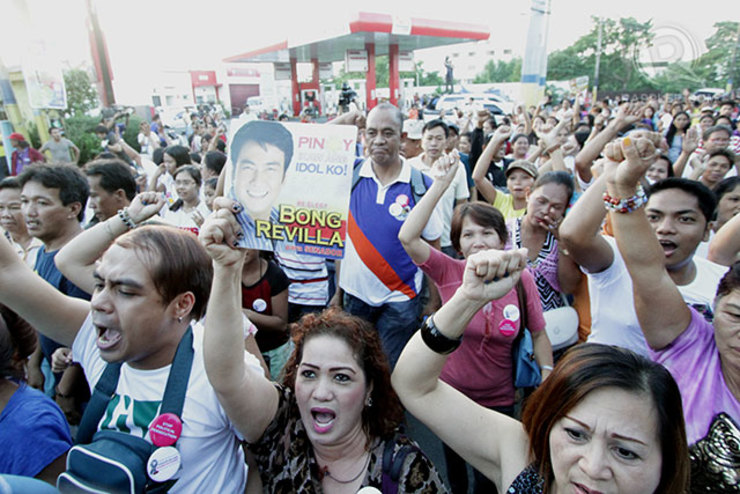 ANGRY MOB. Supporters of the embattled senator outside the Revilla complex. Photo by Albert Victoria/Rappler