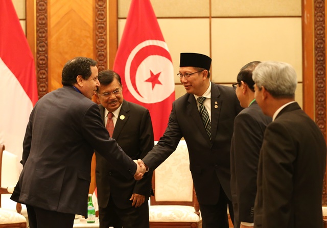Wakil Presiden Jusuf Kalla (kanan) mengadakan pertemuan bilateral dengan Menlu Tunisia Kheimaies Jhinaoui (kedua kanan) beserta delegasi saat KTT Luar Biasa Ke-5 OKI mengenai Palestina dan Al-Quds Al-Sharif di JCC, Jakarta, Senin, 7 Maret. Foto oleh Wisnu Widiantoro/ANTARA 