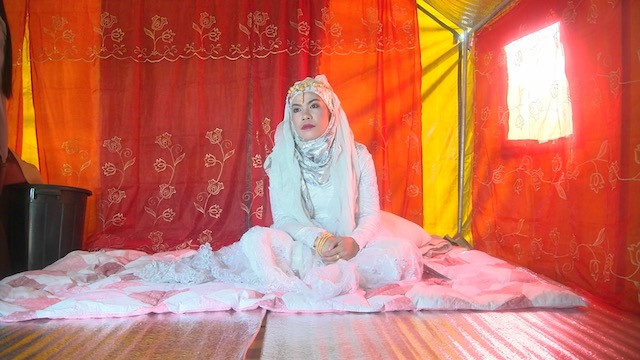 MARANAO WEDDING. Marawi evacuee Norinsa Basher is wed to her crush Jomar Saumay at the Tent City in nearby town Pantar. Photo by Adrian Portugal/Rappler   
