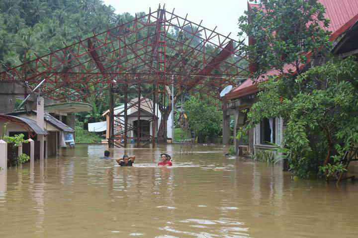 HEAVY FLOODING. At least 1,800 families are affected by the heavy flooding that hit Taft, Eastern Samar. All photos by Rhoda Baris 