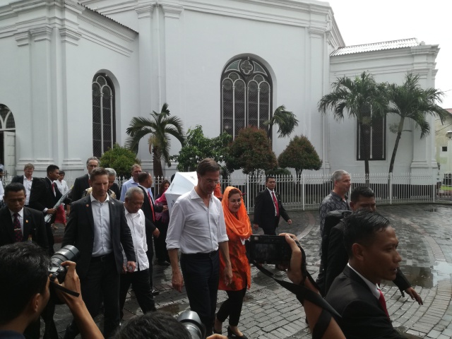 BERKUNJUNG. Perdana Menteri Belanda, Mark Rutte mengenakan kemeja putih berjalan untuk meninjau beberapa bangunan bersejarah di Kota Lama, Semarang pada Selasa, 22 November. Foto oleh Fariz Fardianto/Rappler 