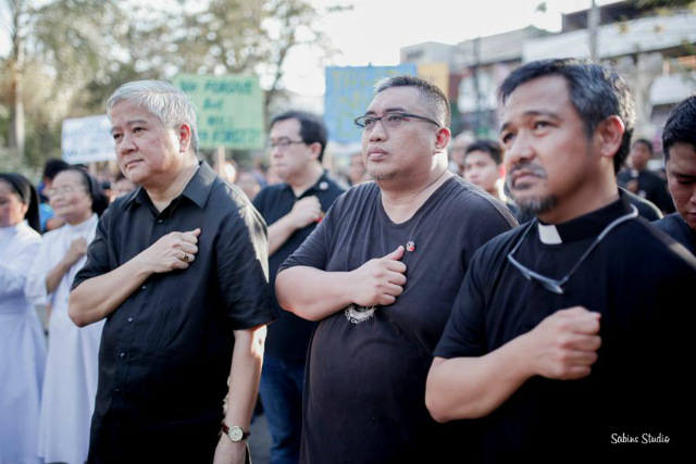 PRAYER RALLY. Lingayen-Dagupan Archbishop Socrates Villegas (1st from left) slams the hero's burial for dictator Ferdinand Marcos during a prayer rally in Dagupan City on November 23, 2016. Photo courtesy of Sabins Studio  
