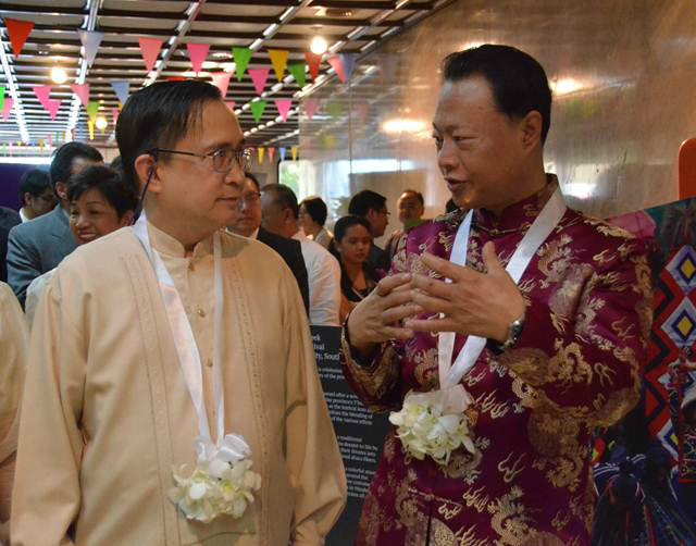 EXHIBIT LAUNCH. Chinese Ambassador to the Philippines Zhao Jianhua (right) talks with Philippine Foreign Undersecretary Evan Garcia (left) during the launch of an exhibit on March 3, 2015, to mark 40 years of diplomatic relations between the Philippines and China. Photo courtesy of DFA  
