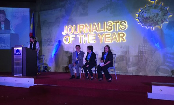 WINNERS. Rappler's Marites Vitug (seated, center) is flanked by Howie Severino of GMA and Nancy Carvajal of the Philippine Daily Inquirer. Photo by Chay Hofileña/Rappler 