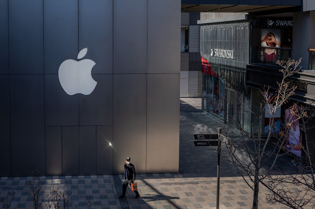 APPLE. A man walks outside an Apple Store in Beijing on February 22, 2020. Photo by Nicolas Asfouri/AFP 
