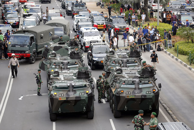 SIAGA 1. Panser Tentara Nasional Indonesia disiagakan di kawasan Mal Sarinah sesaat setelah sebuam bom meledak, Kamis, 14 Januari 2016. Foto oleh Bagus Indahono/EPA  