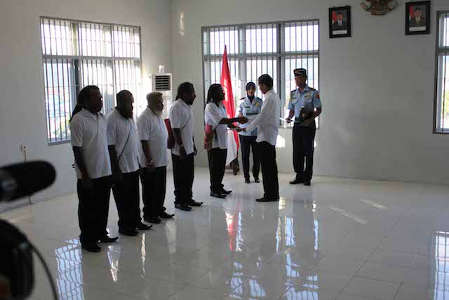 Presiden Jokowi saat memberikan grasi kepada 5 tahanan politik Papua, Sabtu, 9 Mei 2015. Foto oleh Banjir Ambarita/Rappler 