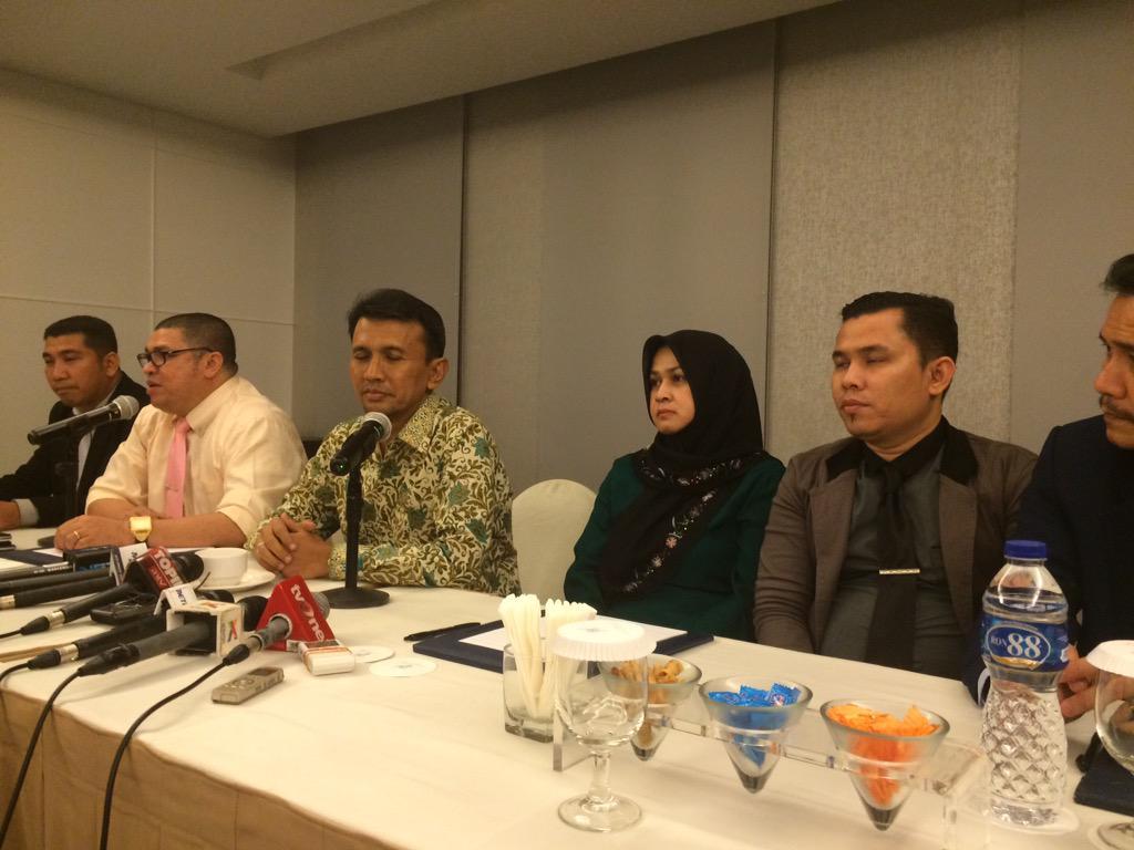 Gubernur Sumatera Utara Gatot Pujo Nugroho (ketiga dari kiri) dan istrinya Evi Susanti menjelaskan terkait pemeriksaan selama 12 jam oleh KPK, 28 Juli 2015. Foto oleh Febriana Firdaus/Rappler 