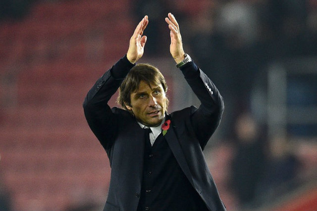 Chelsea's Italian head coach Antonio Conte applauds supporters after the English Premier League football match between Southampton and Chelsea, which won the game 2-0.
GLYN KIRK / AFP 