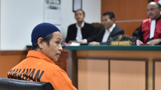 GUILTY. Ali Makhmudin (blue cap) looks at his lawyer during the judges' verdict in Jakarta on October 25, 2016. Makhmudin was found guilty of breaking anti-terror laws. Photo by AFP 