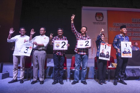 Tiga pasangan Calon Gubernur-Wakil Gubernur DKI Jakarta Agus Harimurti Yudhoyono (kanan)-Sylviana Murni (kedua kanan), Basuki Tjahaja Purnama (ketiga kanan)-Djarot Saiful Hidayat (ketiga kiri), dan Anies Baswedan (kedua kiri)-Sandiaga Uno (kiri) saat rapat pleno pengundian nomor urut di Jakarta, Selasa (25/10). Foto oleh Hafidz Mubarak/ANTARA 