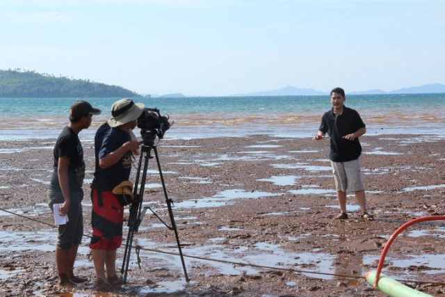 BEHIND THE CAMERA. GMA-7 network talent Ely del Rosario guides a cameraman shooting reporter Jiggy Manicad during coverage for investigative news magazine TV show Reporter's Notebook on the effects of mining on communities in Surigao Del Norte. Photo sourced from Ely del Rosario