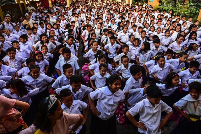 PRE-PANDEMIC SCHOOL. File photo of Corazon Aquino Elementary School students. Photo by Maria Tan/Rappler 
