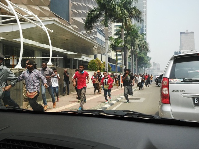 Demonstran Papua berlarian usai bentrok dengan aparat keamanan di depan Menara BCA, Jakarta Pusat, pada 1 Desember 2015. Foto dari Papua Itu Kita 