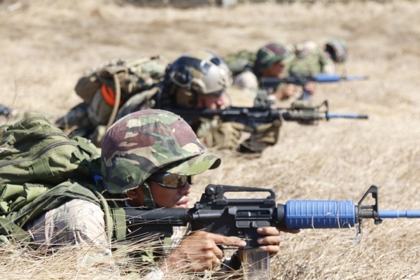 MILITARY EXERCISE. Soldiers from the Armed Forces of the Philippines and US Special Forces conduct a security exercise during an airfield seizure scenario on Lubang Island, Philippines, April 10, 2019 as part of the 2019 Balikatan exercises. Photo from the US Defense Visual Information Distribution Service