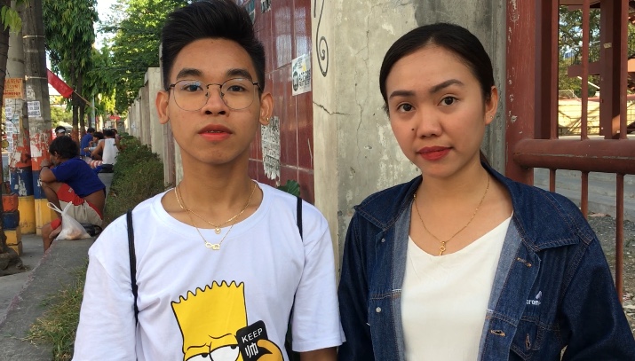 NO CHOICE. Students like Aljay Garduque and Angelica Garcia have no choice but to stick with the PNR despite its problems. Photo by Camille Elemia/Rappler 