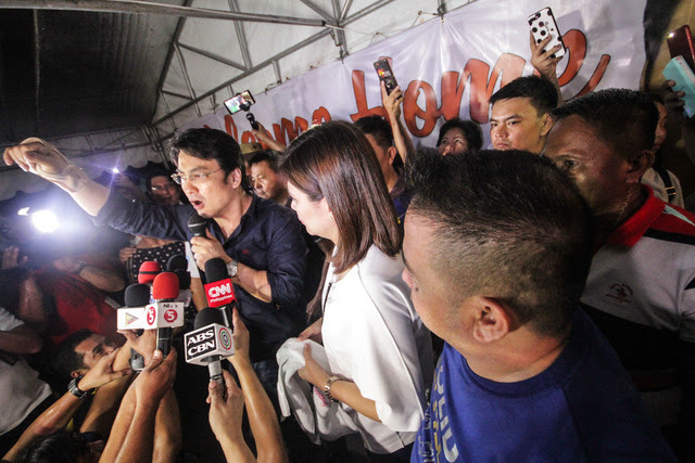 BACK HOME. Revilla faces supporters as he arrives home in Bacoor, Cavite, after being freed from a 4-year detention. Photo by Rambo Talabong/Rappler 