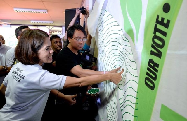 GREEN THUMB. ABS-CBN Lingkod Kapamilya Foundation chairperson Gina Lopez (L) presses her thumb on the Green Thumb Coalition banner during the coalition's launch in UP Diliman on February 5, 2016. File photo by Greenpeace Philippines 