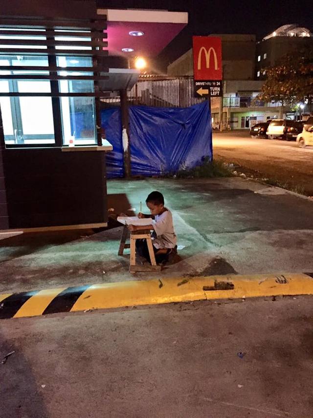 WONDER BOY. Daniel studies in deep concentration along one of the sidewalks in Cebu City. Photo from Joyce Torrefranca's Facebook account  