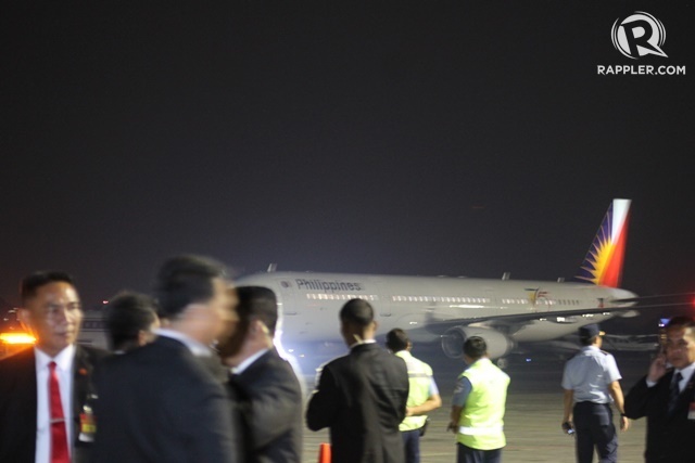 DUTERTE TIBA DI JAKARTA. Pesawat maskapai Philippine Air yang dicharter oleh Presiden Rodrigo Duterte tiba di Bandara Halim pada Kamis malam, 8 September. Foto oleh Diego Batara/Rappler