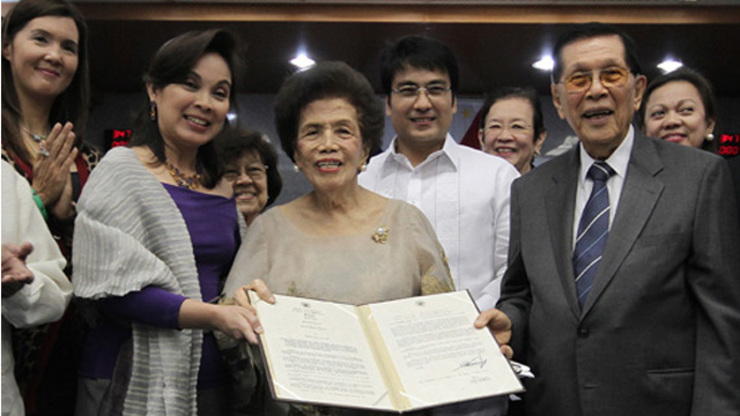 PIONEER. Benitez was recognized by the Senate in 2012 'for her contributions as a Senator, pioneer environmentalist, educator, advocate of culture and civil society leader.' File photo by Joseph Vidal/Senate PRIB 