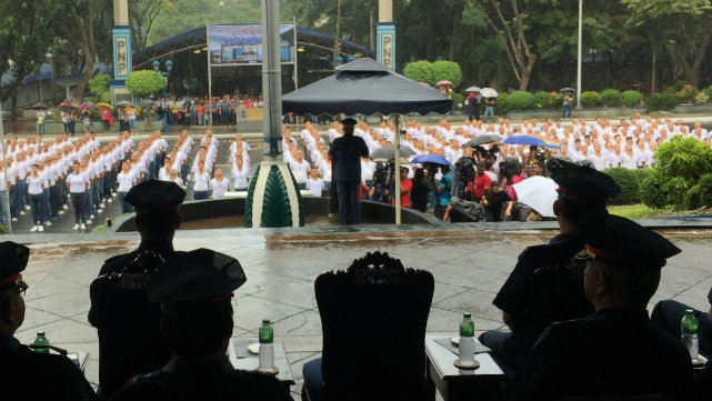 TALK TO MEN. Dela Rosa leads the oath taking of new PO1s at Camp Crame. Rappler photo 
