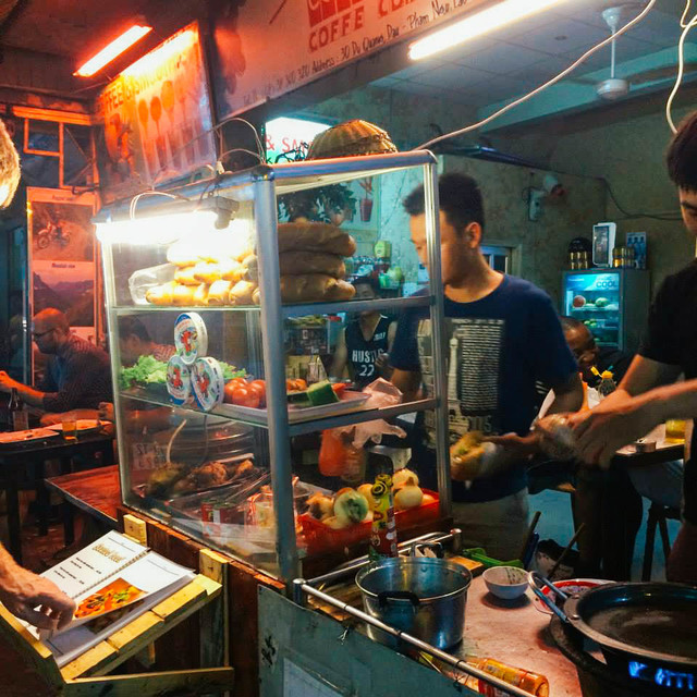 Penjual Banh Mi di pinggir jalan Vietnam. Foto oleh Andrea Javier 