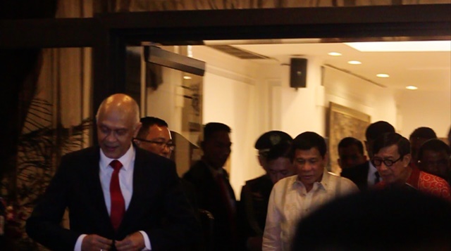 KUNJUNGI JAKARTA. Menteri Hukum dan HAM, Andri Hadi serta Dirjen Protokol Kemlu, Andri Hadi mengantar Presiden Rodrigo Duterte ke mobil kepresidenan yang telah disiapkan di luar area ruang tunggu VVIP. Foto oleh Diego Batara/Rappler