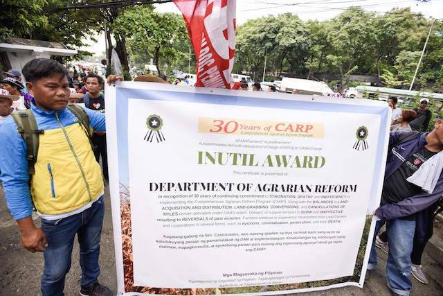 USELESS. Farmers slam DAR for being unable to distribute more land for farmers. Photo by Maria Tan/Rappler   