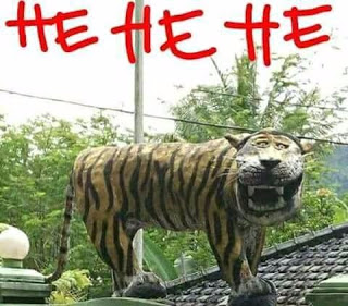 Salah satu meme yang dibuat dari foto patung macan berdiri di depan Koramil 1123 Cisewu Garut. Foto dari media sosial. 