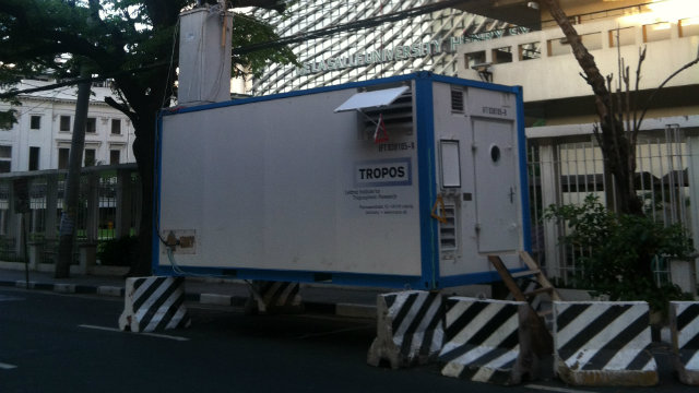 MONITOR. The air pollution monitoring van of the Leibniz Institute for Tropospheric Research sits in front of DLSU-Taft.   