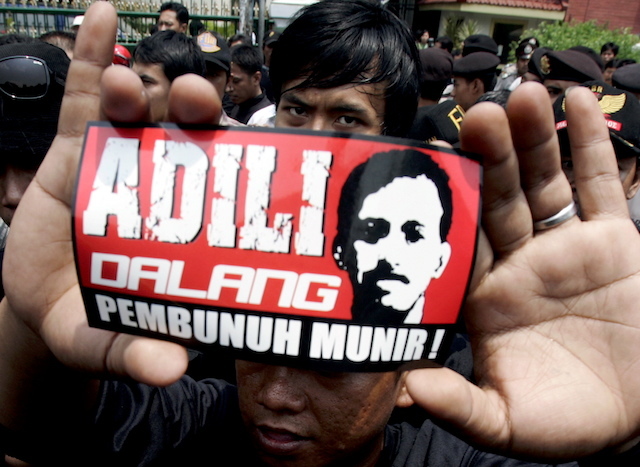 TETAP HIDUP. Pendukung Munir menuntut dalang pembunuh aktivis HAM ini segera diadili. Foto oleh Jurnasyanto Sukarno/EPA 