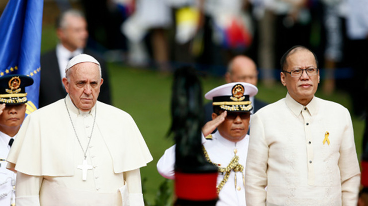 CONTRASTING SPEECHES? Pope Francis stands next to Philippine president Benigno Aquino III during arrival honors at Malacanang presidential palace, Manila, Philippines, 16 January 2015. The two later delivered separate speeches tackling issues affecting Philippine society. Photo by Dennis M. Sabangan/EPA