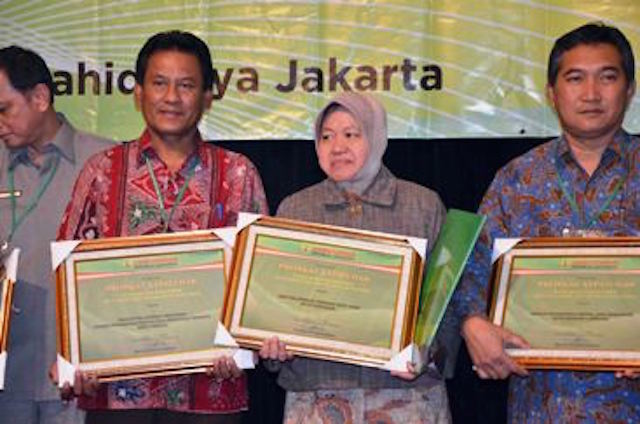 ahok gereja beribadah Rismaharini Kepatuhan penghargaan Tri Kota menerima Wali Surabaya