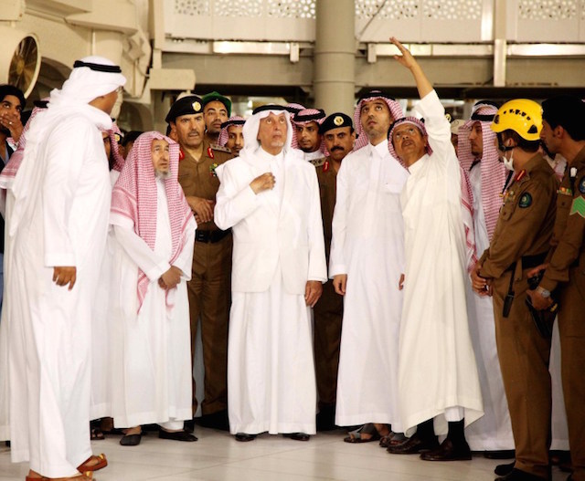 PENJELASAN. Gubernur Mekah Khaled al-Faisal, tengah, sedang mendengarkan penjelasan terkait musibah crane jatuh di Masjidil Haram, 12 September 2015. Foto dari AFP 