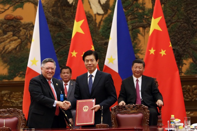 GRANT FROM CHINA. President Duterte and Chinese President Xi Jinping look on after the signing of an agreement on a grant for two Pasig River bridges. Malacañang photo    