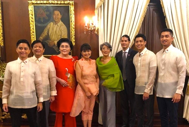 FAMILY PICTURE. The Marcoses in front of the portrait of their patriarch in Malacanang after Senator Imee Marcos (4th from left) and Ilocos Norte Governor Matthew Manotoc (right) took their oath before President Rodrigo Duterte. Photo from Imee Marcos' Twitter page 