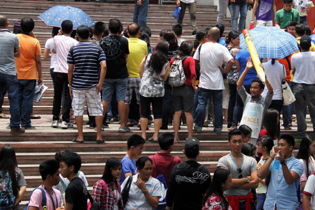 DRUG TEST. High school students with their parents queue for the first day of the University of the Philippines College Admission Test on August 16, 2014. File photo by Ben Nabong/Rappler 