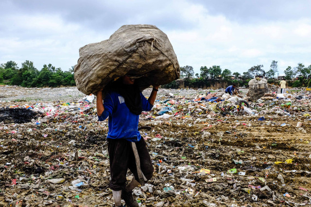 DUMPSITE DEPENDENT. At least 1,700 scavengers and garbage workers make a dangerous living from Cagayan de Oro's decades-old dumpsite. Photo by Bobby Lagsa 