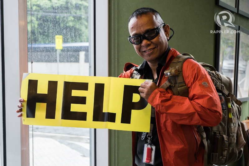 PREPARED. Dr Ted Esguerra poses with his 'help banner' and his emergency bag, which he brings everywhere.  
