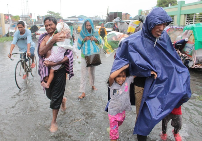 EVACUEES. Families in Manila flee their homes following the heavy rains and strong winds brought by Typhoon Glenda on July 16, 2014. Photo by Joel Leporada/Rappler