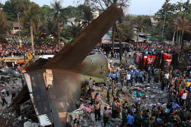 Puing pesawat Hercules yang jatuh di Medan, Sumatera Utara, 30 Juni 2015. Foto oleh Dedi Sahputra/EPA 