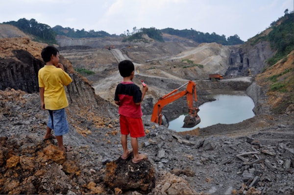 LSM Adukan Lubang Bekas Tambang Berbahaya Di Kalimantan