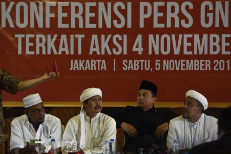 Pembina Gerakan Nasional Pengawal Fatwa Majelis Ulama Indonesia (GNPF-MUI) Rizieq Shihab memberi keterangan pers di Jakarta, Sabtu (5/11). Foto oleh Puspa Perwitasari/ANTARA 