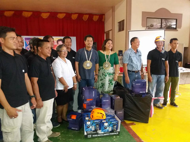 RESCUERS' TOOLS. Negros Occidental 3rd District Representative Alfred Benitez delivers 29 sets of head gear and flashlights on January 18, 2018, for the rescuers of San Miguel. 